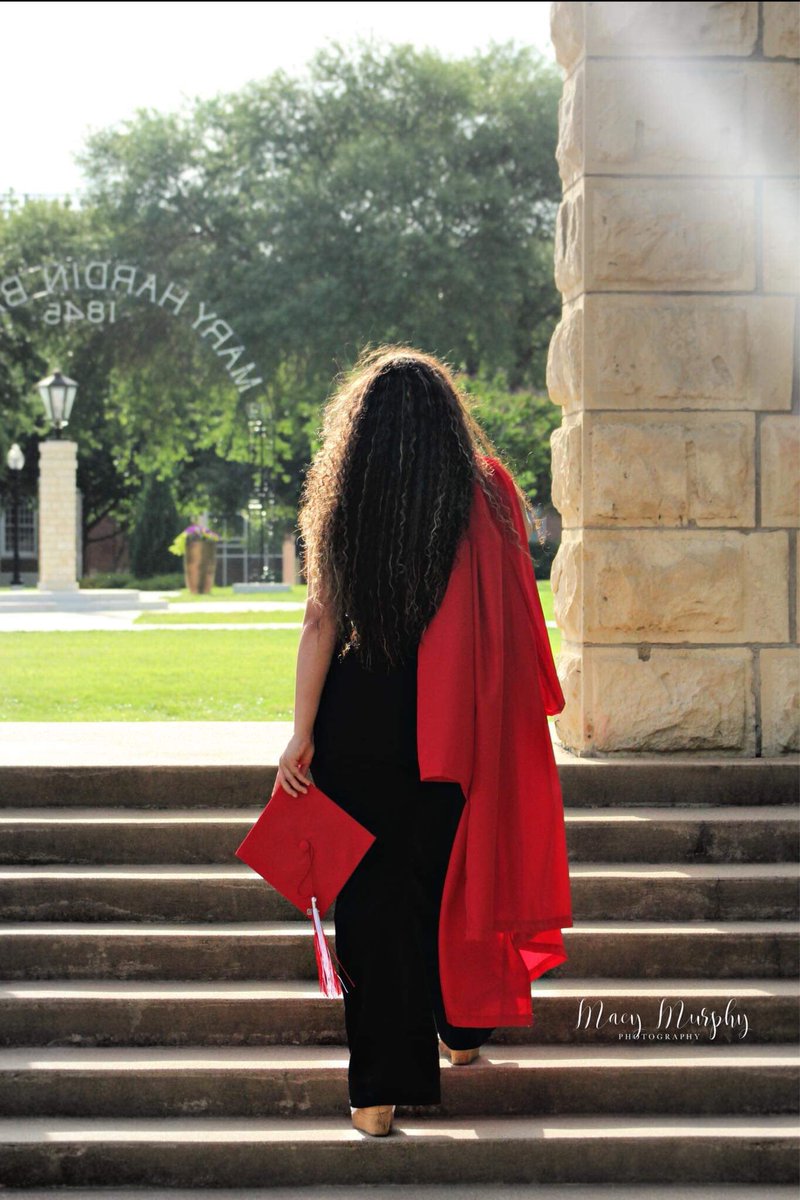 raavveenn24's tweet image. I missed senior Sunday🎓 #seniormonday