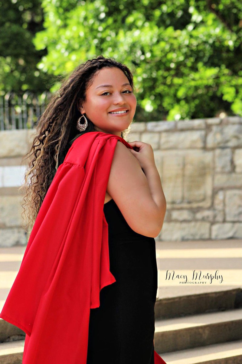 raavveenn24's tweet image. I missed senior Sunday🎓 #seniormonday