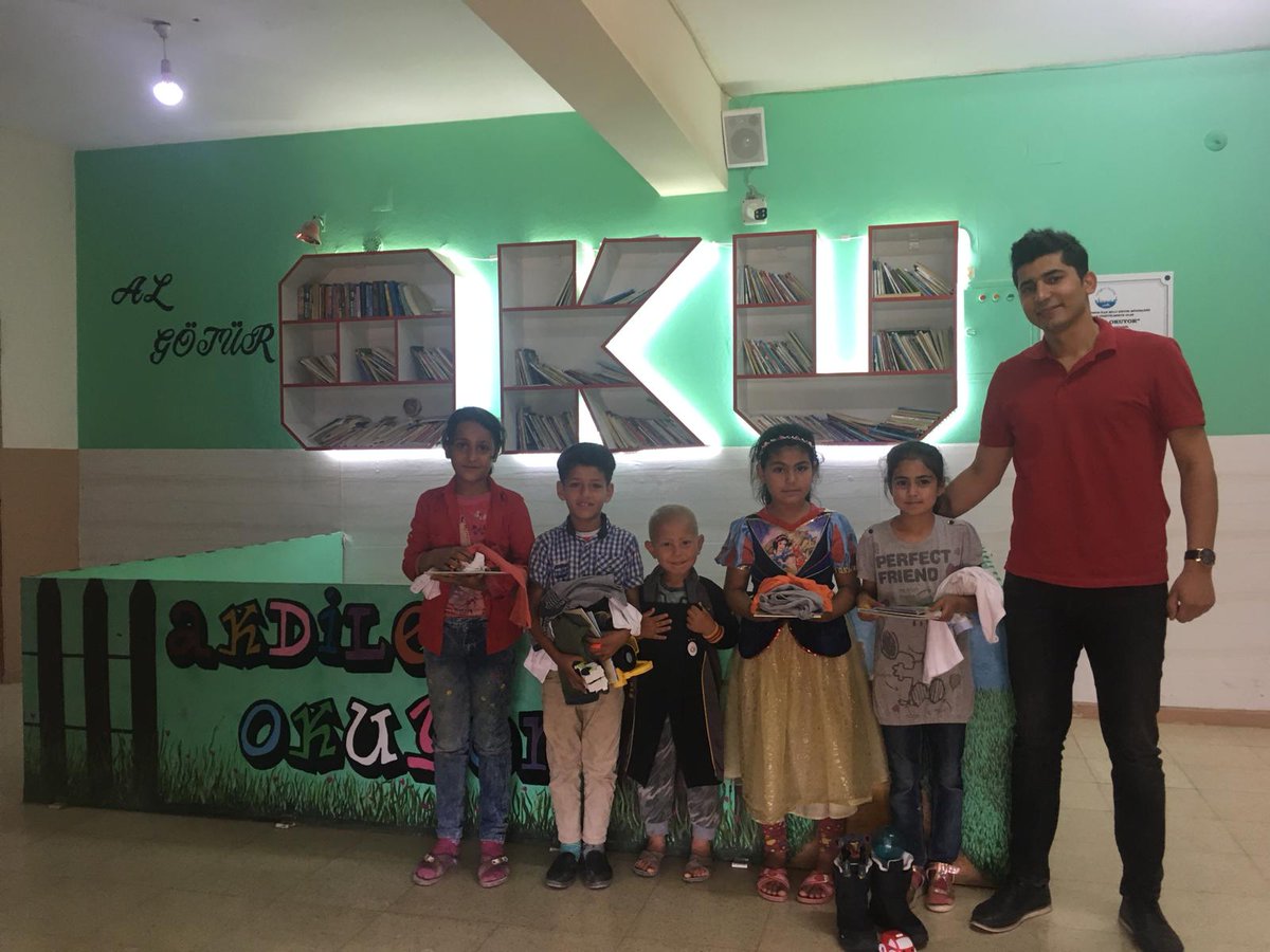 Okulumuzda uygulanan "Eyyübiye okuyor Projesi"kapsamında gerçekleştirilen mayıs ayında en çok Kitap okuyan öğrencilerimze hediyelerini takdim ettik.Buna vesile olan başta <a href="/karacanhalil/">Halil Karacan</a> hocamıza ve emeği geçen bütün öğretmen arkadaşlarımıza çok teşekkür ederiz