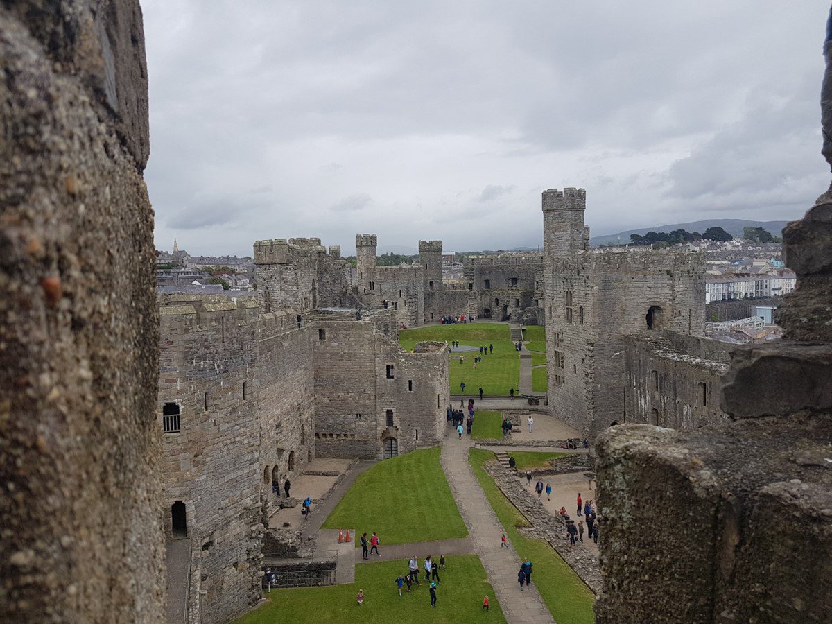 dawnmannay's tweet photo. 😍#northWales #ItsyourWales #Caerarfon #CaerarfonCastle @cadwcymru @cadwwales & #BarBach smallest pub in Wales 😊💫🏴 https://t.co/RHiWBV7CYw