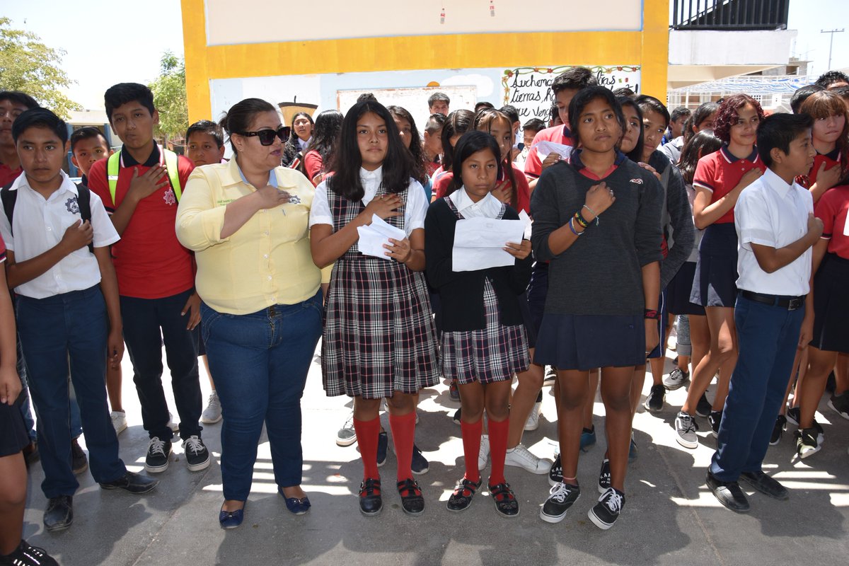 icatebcs's tweet photo. Representando al #GobiernoDeBCS, #Icatebcs entrega bandera de nuestro Estado, a la @EscuelaSecundariaTécnica#19 en @CaboSanLucas, donde alumnos, profesores y personal administrativo entonaron nuestro himno, conmemorando las bellezas y fortalezas de nuestros 5 Municipios. https://t.co/XwfOrz6H3Z