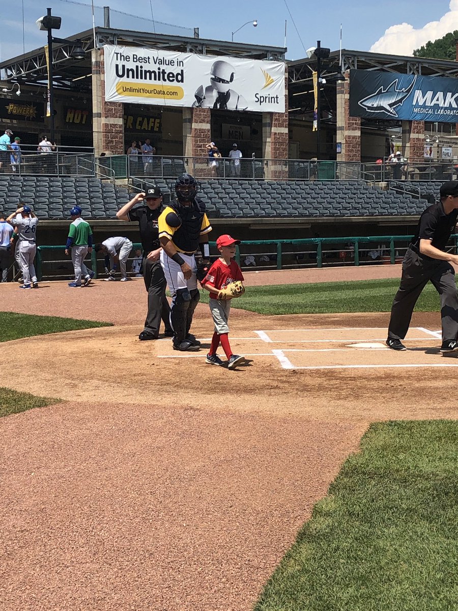 4g4wvu1's tweet photo. Shout out to @DeanNevarez of the @wvpower for taking some time out with my little catcher yesterday! He put on a show at the plate and most importantly was a great representative of the game! He now has a fan for life!

#baseball #wvpower #mariners https://t.co/kKxV700N2P