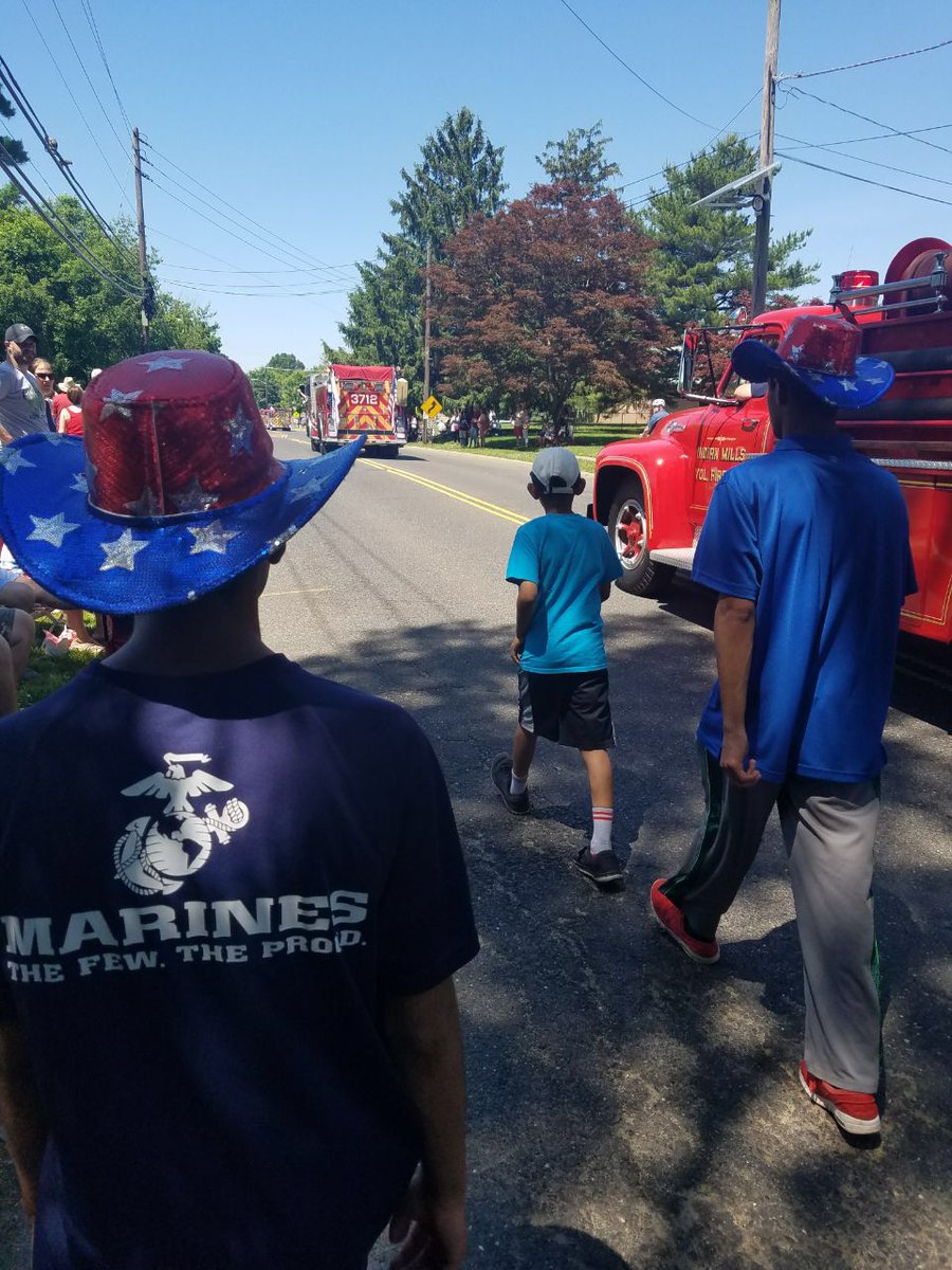 MuslimYouthUSA's tweet photo. #Atfal(young #MuslimYouth ages 7-15) from @MKA_NorthJersey paying their respects not only by visiting their local national cemetery but by participating in their local #MemorialDay parade. #MuslimsForVeterans #MuslimsForService #MuslimsForRemembrance #HonortheFallen https://t.co/tQAbc631QY