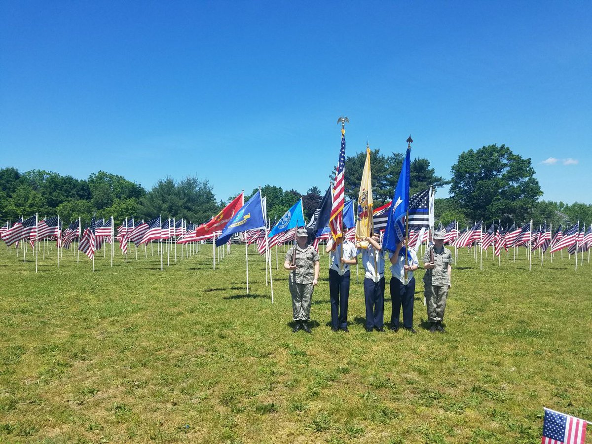 MuslimYouthUSA's tweet photo. #Atfal(young #MuslimYouth ages 7-15) from @MKA_NorthJersey paying their respects not only by visiting their local national cemetery but by participating in their local #MemorialDay parade. #MuslimsForVeterans #MuslimsForService #MuslimsForRemembrance #HonortheFallen https://t.co/tQAbc631QY