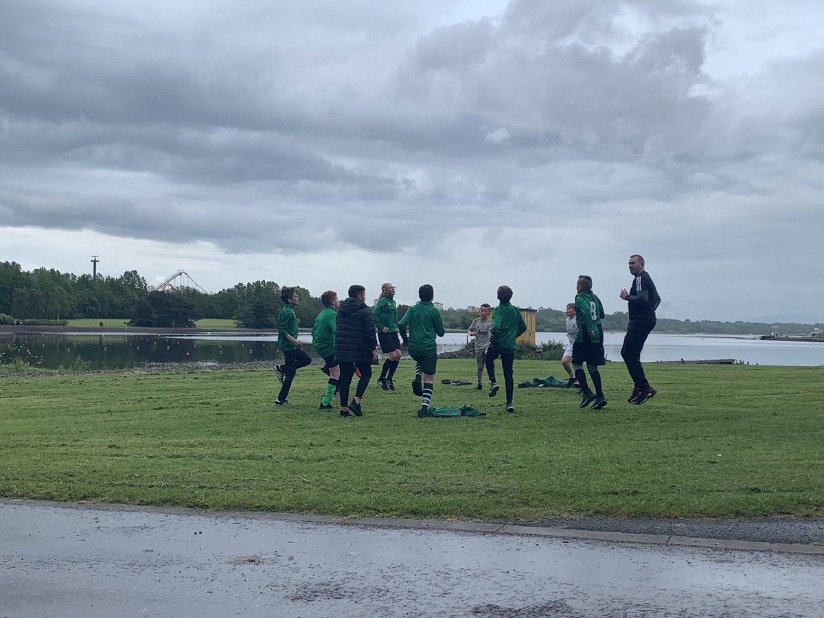 weehoops2007s's tweet photo. 2007s running round strathy park tonight 💚⚽️ https://t.co/YRjctYTtco