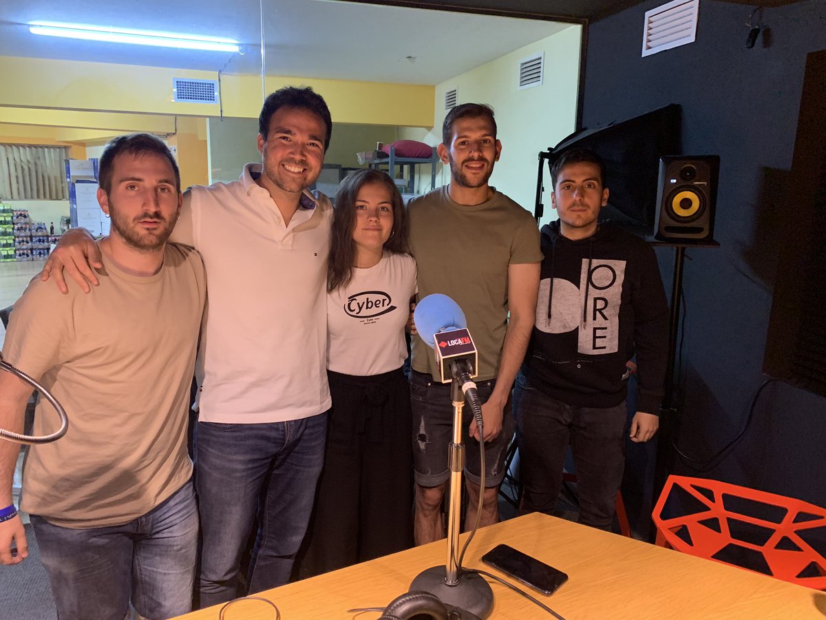 HalaUnionRadio's tweet photo. 🚨 COMENZAMOS 🚨

Todo preparado en el estudio de @locafmsalaman para despedir la primera temporada de @HalaUnionRadio 🎙

Tenemos algo muy importante que deciros así que yo que tú no me lo perdería. Sintoniza ahora mismo https://t.co/dyLC2UPw1r (108 FM) 📻

#HalaUnión 🏳️🏴 https://t.co/R7Z8Czopwn