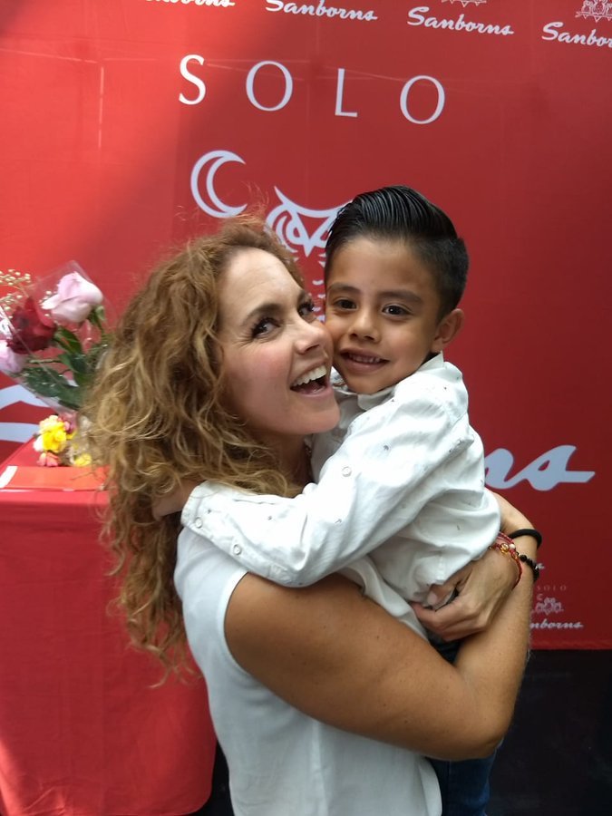AlmendraRamire1's tweet photo. Algo más tierno y más lleno de amor que verte junto a los niños?
Ver que te sonríen, que corren a abrazarte y platiquen contigo es lo más lindo @LuceroMexico 😍♥ te ganas el corazón de todos con esa luz y esa bonita vibra que tienes ✨♥🌟 #LuceroDelMundo #FanDeSusFans ♥ https://t.co/kc3p0Q4PK9