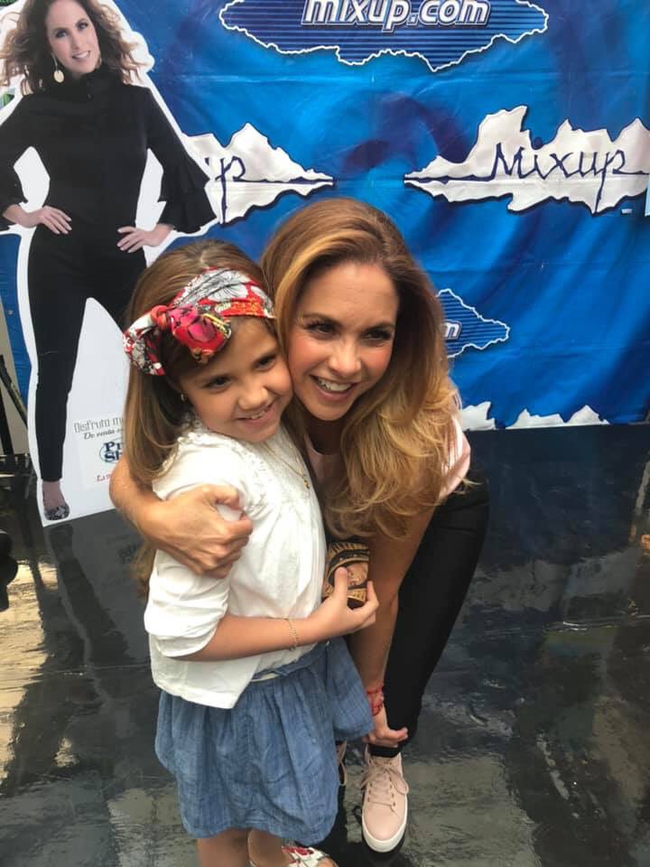 AlmendraRamire1's tweet photo. Algo más tierno y más lleno de amor que verte junto a los niños?
Ver que te sonríen, que corren a abrazarte y platiquen contigo es lo más lindo @LuceroMexico 😍♥ te ganas el corazón de todos con esa luz y esa bonita vibra que tienes ✨♥🌟 #LuceroDelMundo #FanDeSusFans ♥ https://t.co/kc3p0Q4PK9