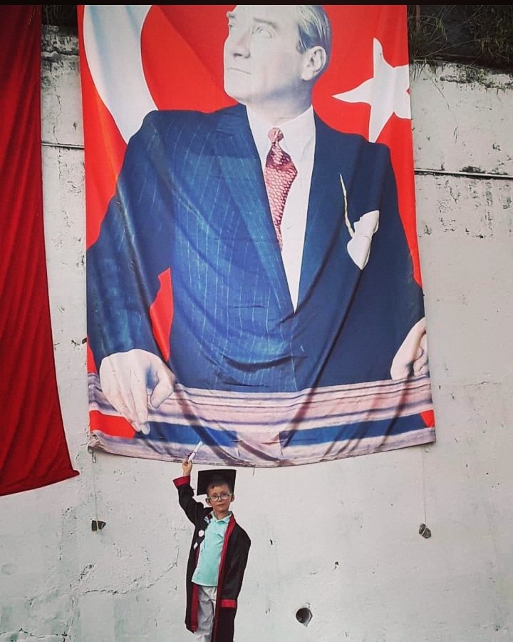 İki sarı saçlım mavi gözlüm tek kare..
Hayat öpücüğümün ilk heyecanı!
Çok kıskandım seneye cübbemle bende böyle bir poz vereceğim..
İhsan'ım..
Severek yapacağın bir mesleğin ve sanat dolu,aydınlık yılların olsun.
Halan seni çok seviyor..
#atamizindeyiz