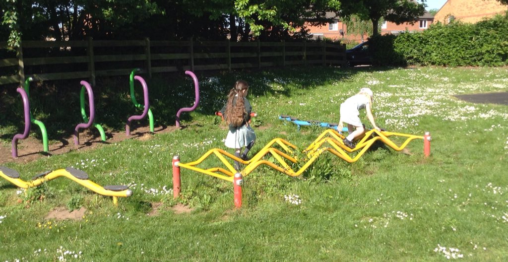 PeafieldClum's tweet photo. Enjoying our well earn reading stars reward 🌟 at the park ☀️ https://t.co/8d5T0R9yaD