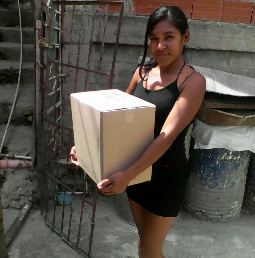 clap_clg23's tweet image. Jornada de entrega de Cajas #CLAP  en nuestra comunidad Colina de Loma Grande. Familias felices. @NicolasMaduro @Oficial_C_Clap @FreddyBernal @SierraCarlosVEN  #ChavismoUnidoParaSiempre #SoyComunicadorClap