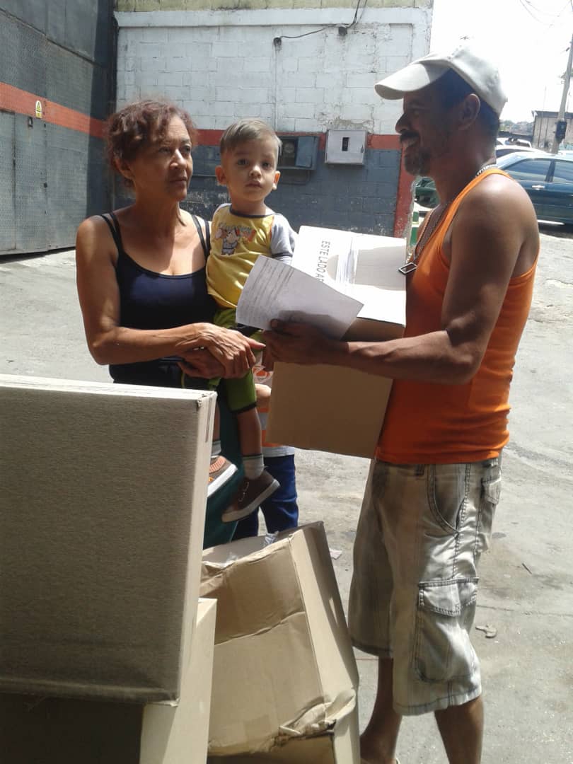 clap_clg23's tweet image. Jornada de entrega de Cajas #CLAP  en nuestra comunidad Colina de Loma Grande. Familias felices. @NicolasMaduro @Oficial_C_Clap @FreddyBernal @SierraCarlosVEN  #ChavismoUnidoParaSiempre #SoyComunicadorClap