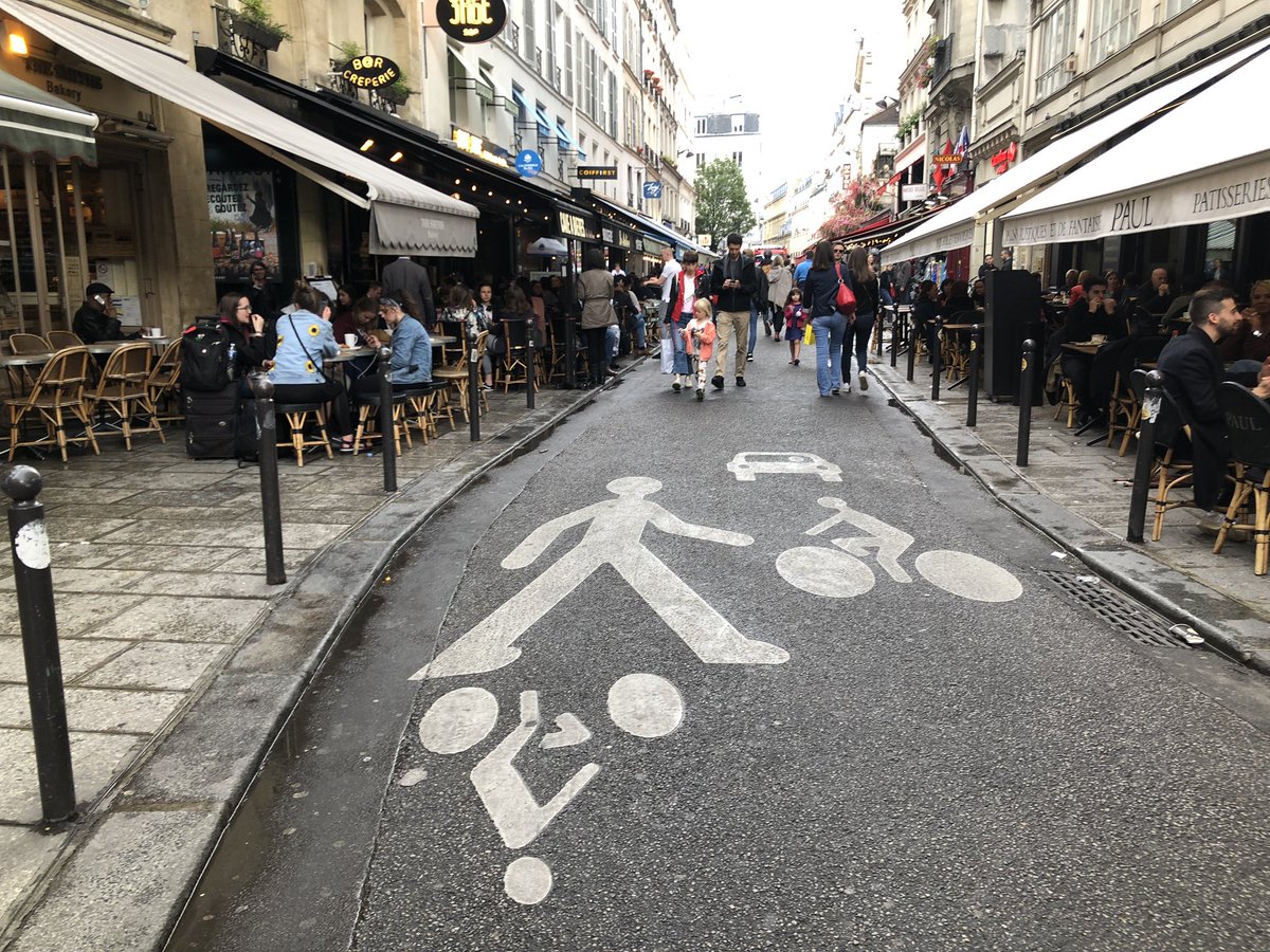 The idea of a “shared street” doesn’t work if the theory is that everyone’s on an even playing field, because they’re not. Cars need to be prioritized last, usually moving no faster than a pedestrian strolls. The relative size of the images on this  #Paris street conveys priority.