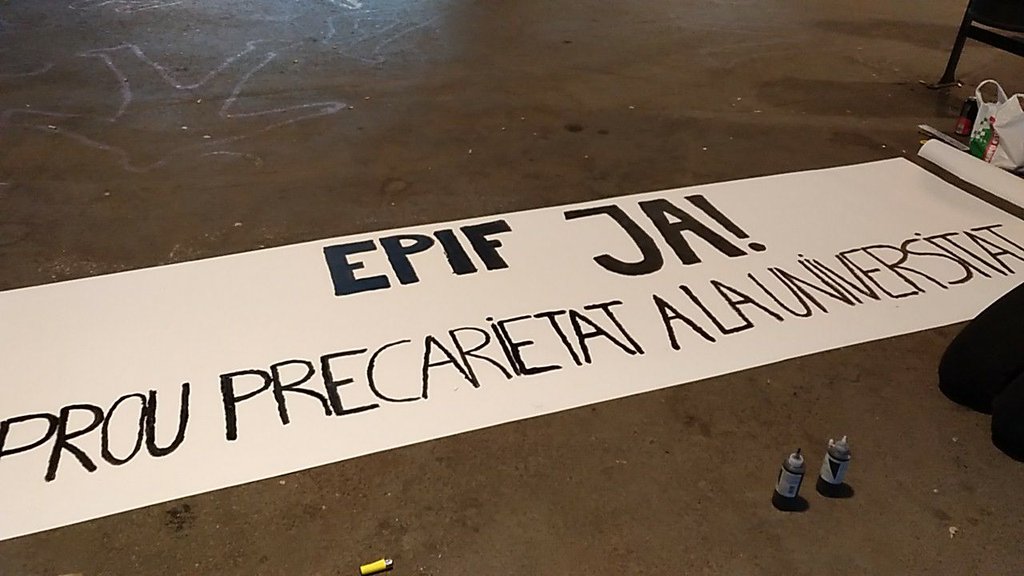 cos_bcn's tweet photo. Ens preparem per la jornada de lluita de demà. La @uniBarcelona no aplica el conveni, ens explota i precaritza #epifJa #UBexplota #vagaPDI28m https://t.co/bV5w97BpXR