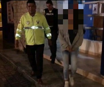 APREHENDIDOS dos ciudadanos, quienes presuntamente habrían abandonado a su hijo de 7 meses de edad en una parada de buses al norte de #UIO. Ante la situación de riesgo, el menor fue rescatado inmediatamente, y se lo trasladó hasta una casa de salud para su valoración médica.