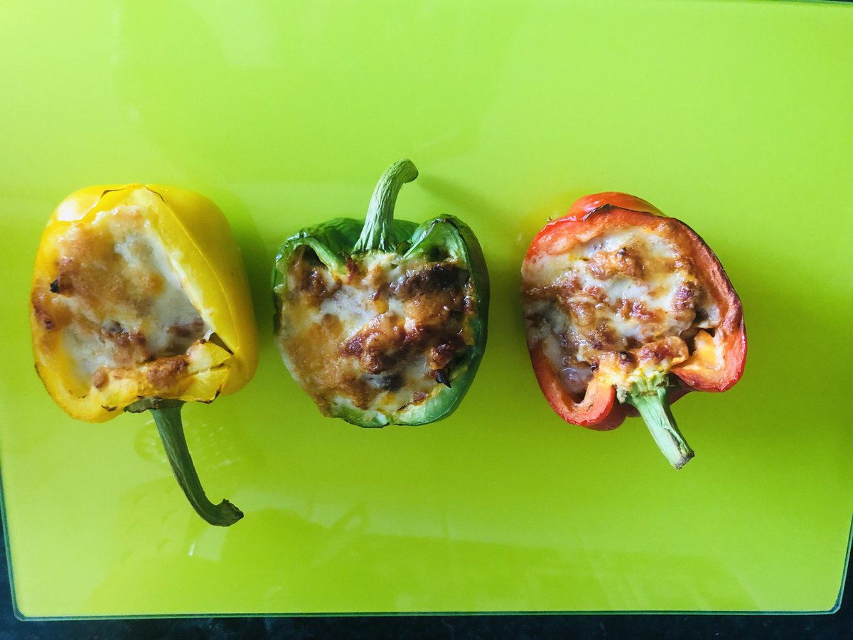 NaziaMemon01's tweet photo. 👩🏼🍳My cooking skills are better than yours 🙈 #stuffedcapsicum #foodheaven #capsicumwithcouscous https://t.co/5YXcXR6Gnf