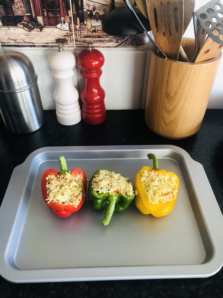 NaziaMemon01's tweet photo. 👩🏼🍳My cooking skills are better than yours 🙈 #stuffedcapsicum #foodheaven #capsicumwithcouscous https://t.co/5YXcXR6Gnf