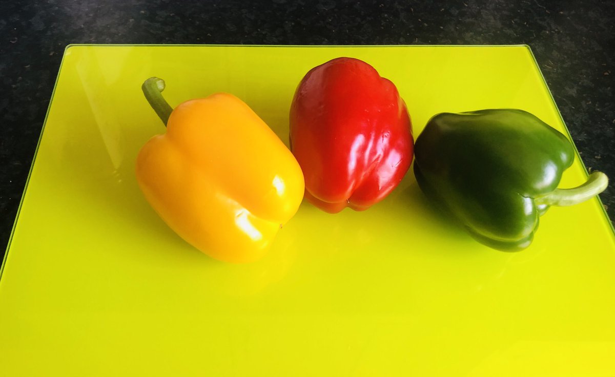 NaziaMemon01's tweet photo. 👩🏼🍳My cooking skills are better than yours 🙈 #stuffedcapsicum #foodheaven #capsicumwithcouscous https://t.co/5YXcXR6Gnf