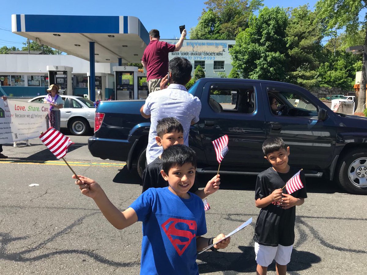 MuslimYouthUSA's tweet photo. Muslim youth of #Connecticut paying their respects by attending their local #MemorialDayParade #MuslimsForVeterans #MuslimsForRemembrance #MuslimsForService #MemorialDay https://t.co/YNILP24lzf