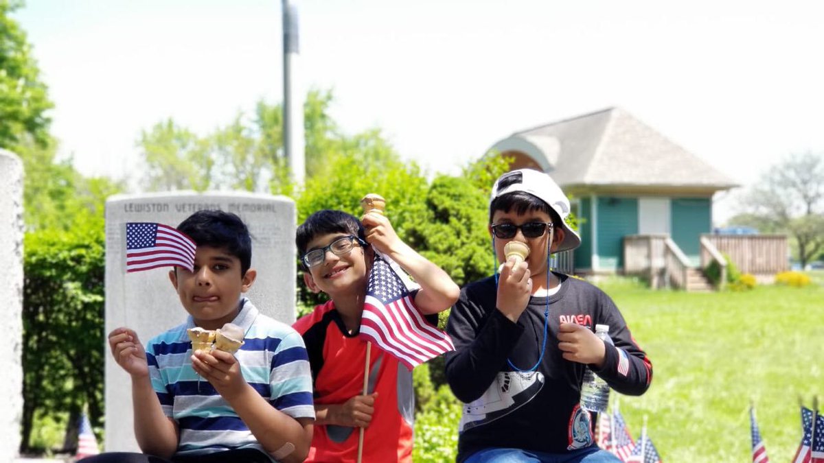 MuslimYouthUSA's tweet photo. In #Islam, Prophet #Mohammad (pbuh) proclaimed “loyalty to one’s country is part of one’s faith.” #Atfal of #BuffaloNewYork attending their local #MemorialDay event and thanking #Veterans for their service. #HonortheFallen #MuslimsForVeterans #MuslimsForService #icecream https://t.co/qDCBqpDCpN