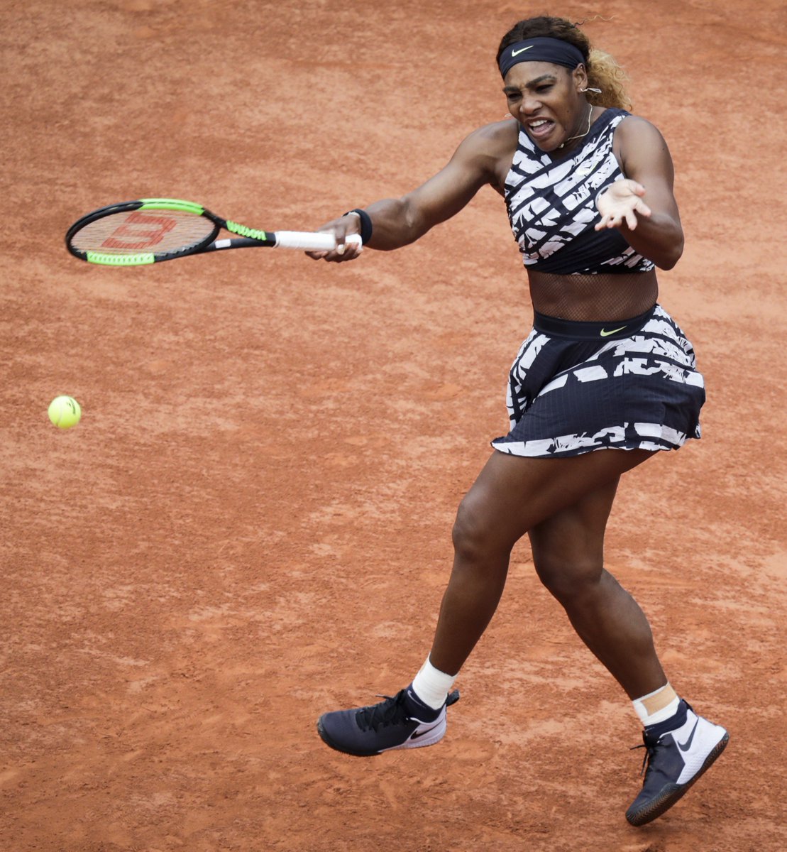 ajplus's tweet image. Last year, the French Open banned a catsuit Serena Williams wore to help with post-birth blood clots. 

This year, she showed up in an outfit with the French words for:

Champion 🏆
Queen 👑
Mother 🤱🏿
Goddess 🎾