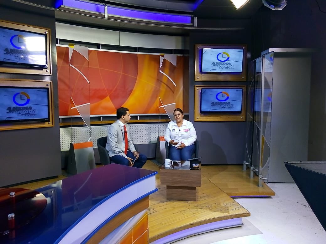 AnavelFernandez's tweet photo. Estuve en entrevista en el programa A Media Jornada, conducido por @AbrahamMendozaF con quien platiqué de mi propuesta política, los avances de mi campaña y el gran apoyo que muestra la ciudadanía. Muchas gracias por la invitación.

#PorGómezTODO
#EstamosJuntos
#EsAhora https://t.co/lDAgRevTIy