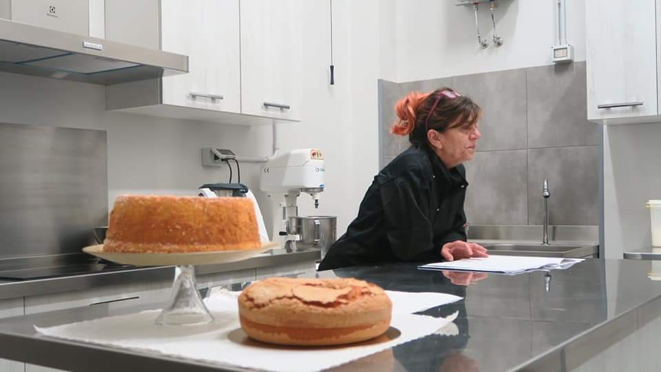 Non si gonfia. Il lievito resta in fondo. Non è spumoso 
Il #ciambellone è un classico della pasticceria ma nasconde tante insidie. Durante la prima lezione del #corsodipasticceria tante chicche preziosissime. E il delicatissimo #chiffoncake? Mobido che si scioglie in bocca.