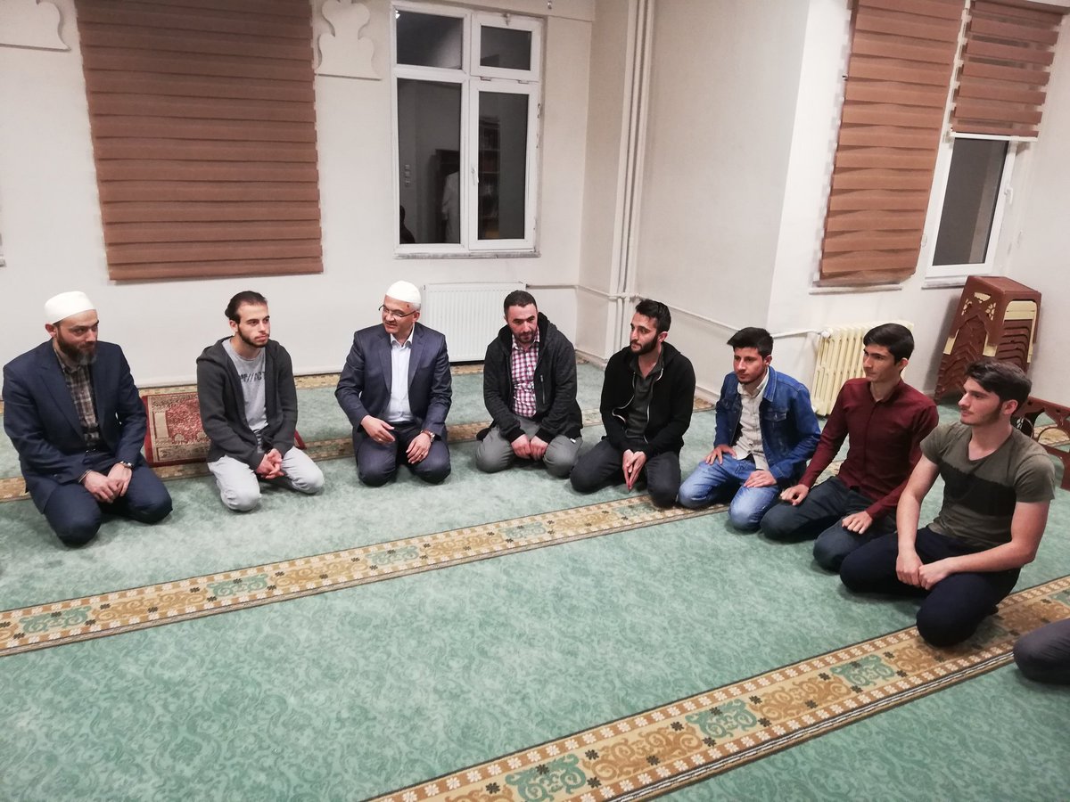 Alucra Müftülüğü tarafından Ramazan ayı münasebetiyle KYK Erkek Öğrenci Yurdunda kalan öğrencilere iftar verildi. İftara İlçe Müftümüz Muhammet Salman, İlçe vaizi Ramazan Demirel, Alucra Müftülüğü Gençlik Koordinatörü Şevket Darama ve öğrenciler katıldı.