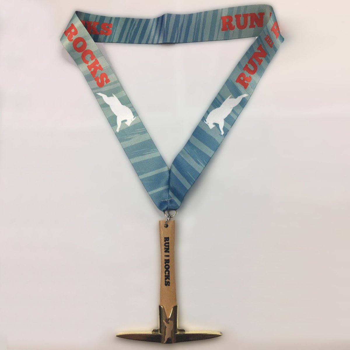 SinisterSports's tweet photo. Here is the first look at the Run the Rocks medal! It's still a long way off, but save some energy for this one. #trailrunning #frankslide #rockrunner #rockstars https://t.co/NS28Mz8lGp
