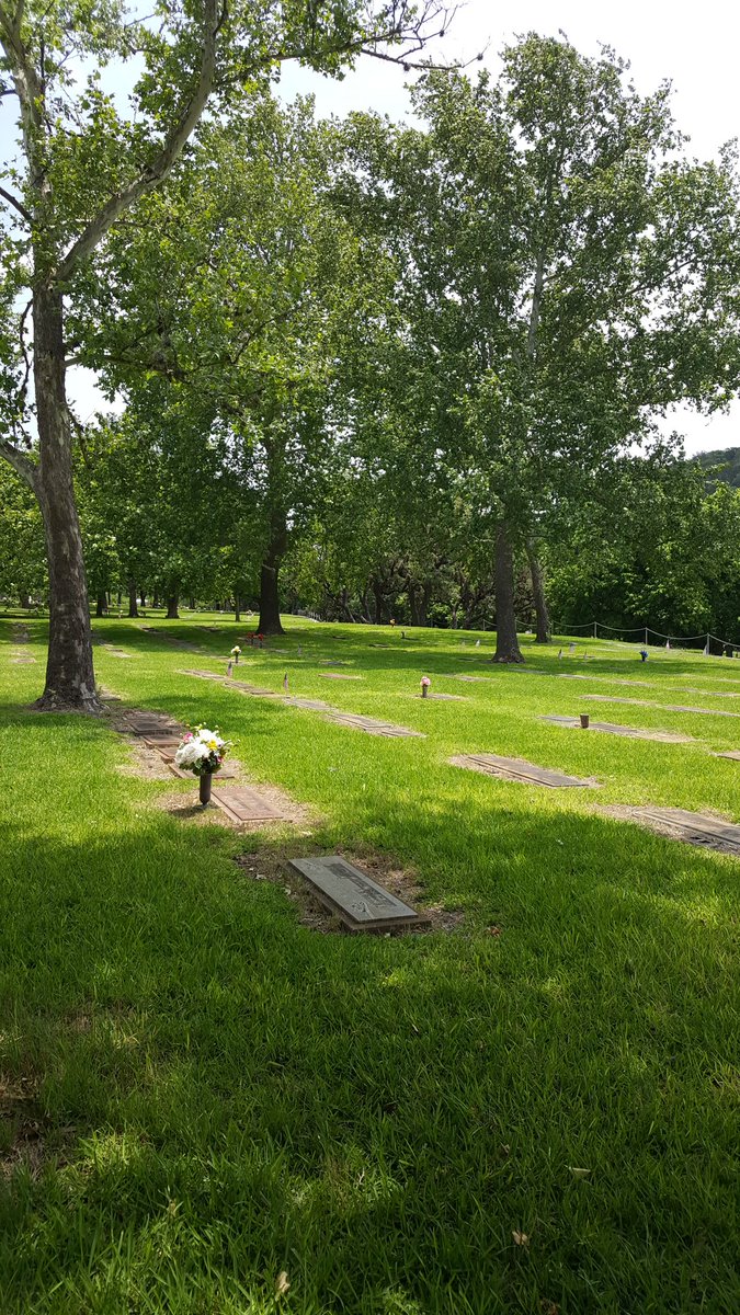 millerlawmd's tweet photo. Visited Garden of Memories, Kerrville, Texas, resting place for #WASP #WWII Rosa Fullwood Dickerson. #MemorialDay2019 
#HonorTheWASP  @WomenInAviation 🇺🇸 https://t.co/wgKNpQGa5y