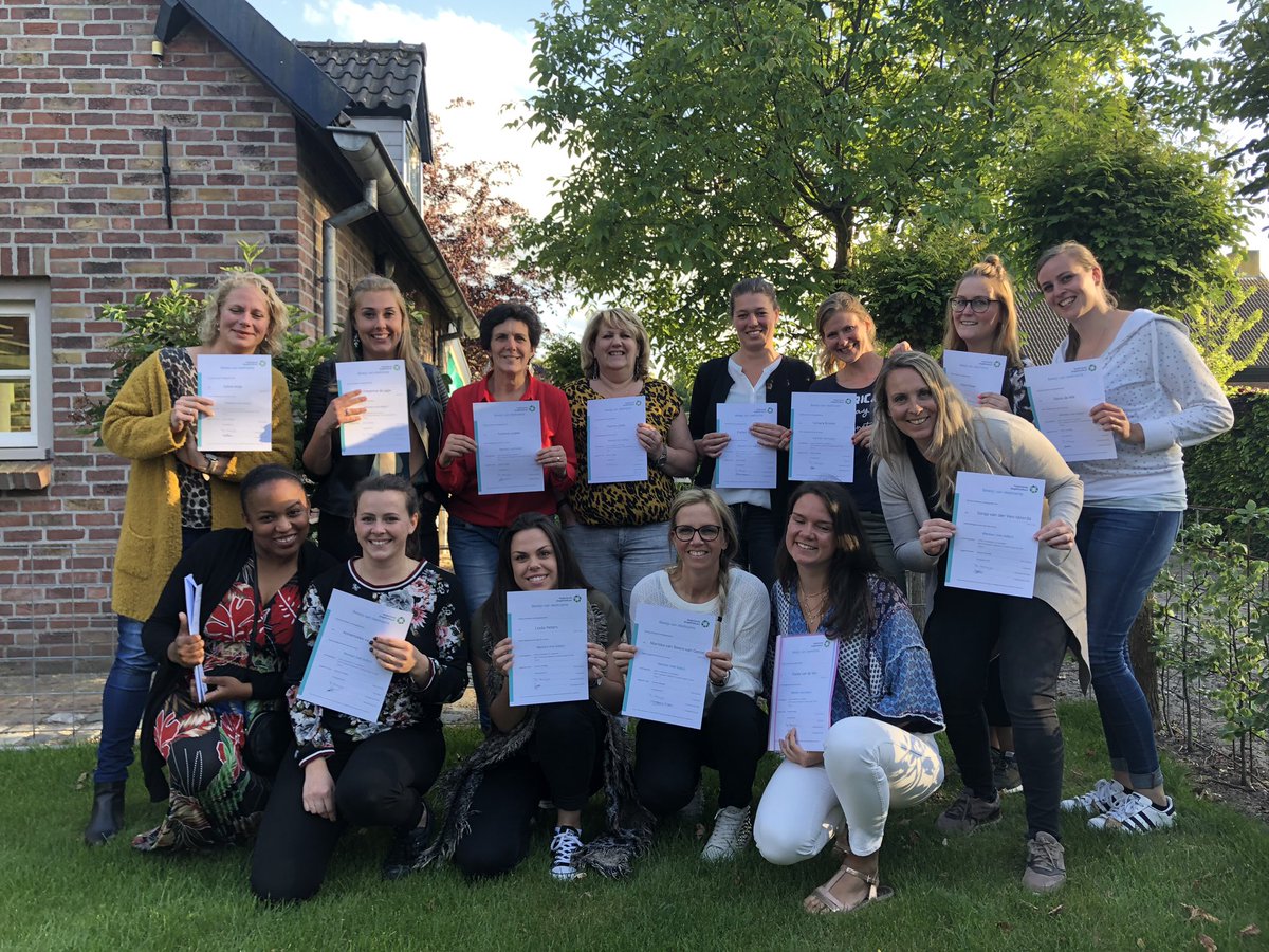 DorienStolwijk's tweet photo. Vandaag weer een enthousiaste groep pm-ers gecertificeerd voor de training #WmB Werken met baby’s @kc_haren en Mini-club. Persoonlijke  groei en leren van elkaar #glurenbijdeburen. Gefeliciteerd, dames! #WetIKK #babytraining https://t.co/bnWcYcYYT1