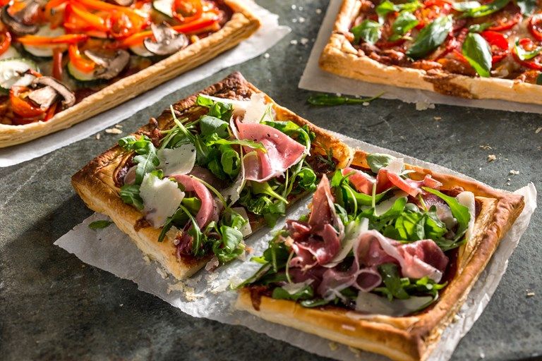 #Quick and #easy, these #pastry #pizzas are a perfect Friday night treat – you can have all your favourite pizza toppings, but on a crisp, flaky pastry base. Sally has suggested some classic toppings here, such as #Parma ham and ##rocket
buff.ly/2EA9WeS