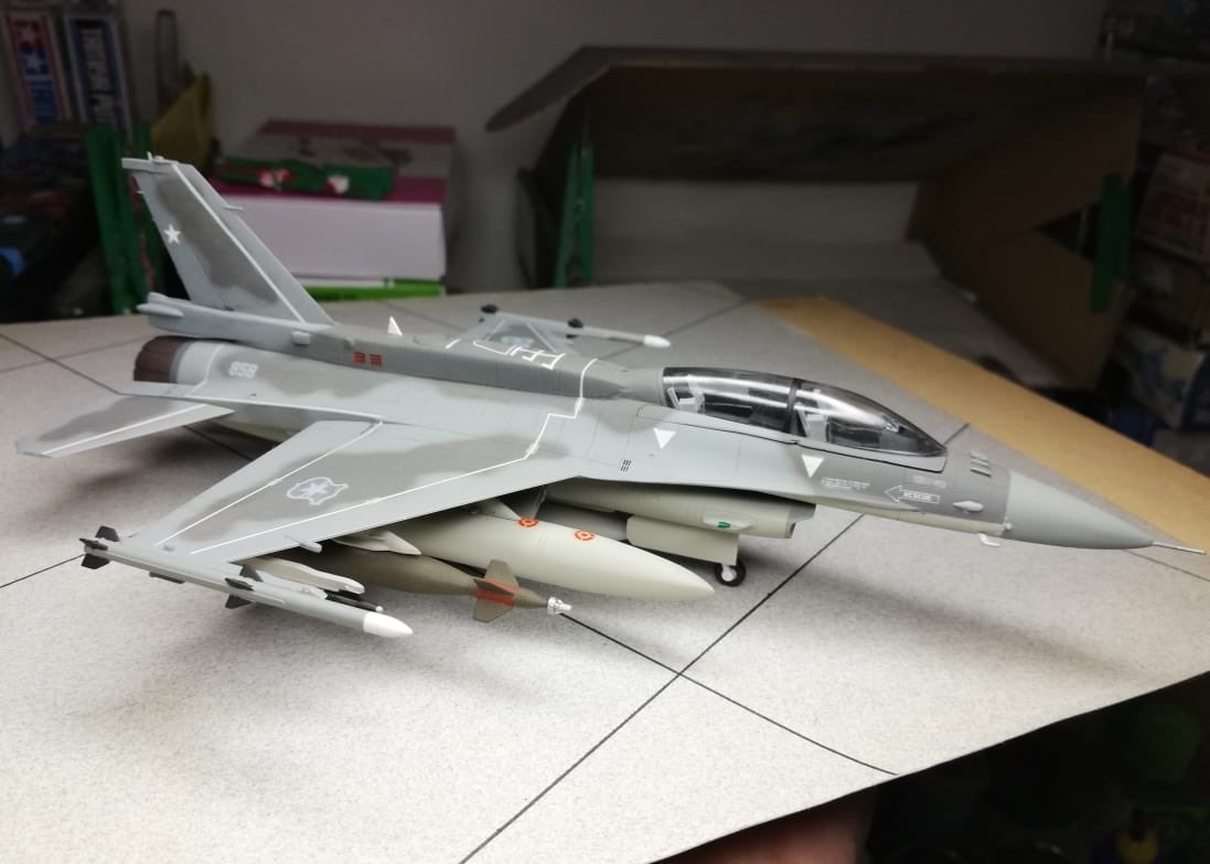 IPMSGUAYAQUIL's tweet photo. F-16D Fuerza Aérea de Chile 🇨🇱.
Escala 1/72
Hasegawa.
Decals: Two Box.  #avionesaescala  #plasticmodel #scalemodel #scalemodelkit #hasegawamodelkits #maqueta #maquetismo #aircraftkit #modelkit #modeloaescala #modelaircraft #ipmsgye  #f16d #f16 #fach #fuerzaaereadechile https://t.co/9VluqTj1Cu