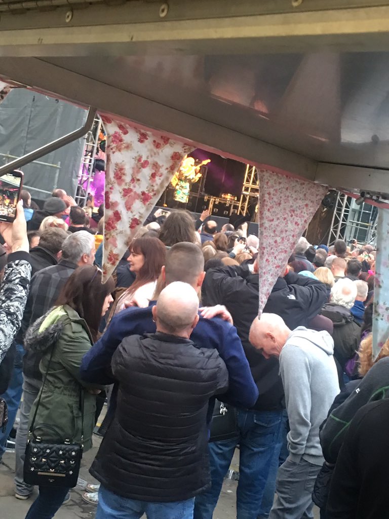 Fodder Box view #ToyahWillcox #DarwenLive <a href="/ToyahW/">Toyahh</a>