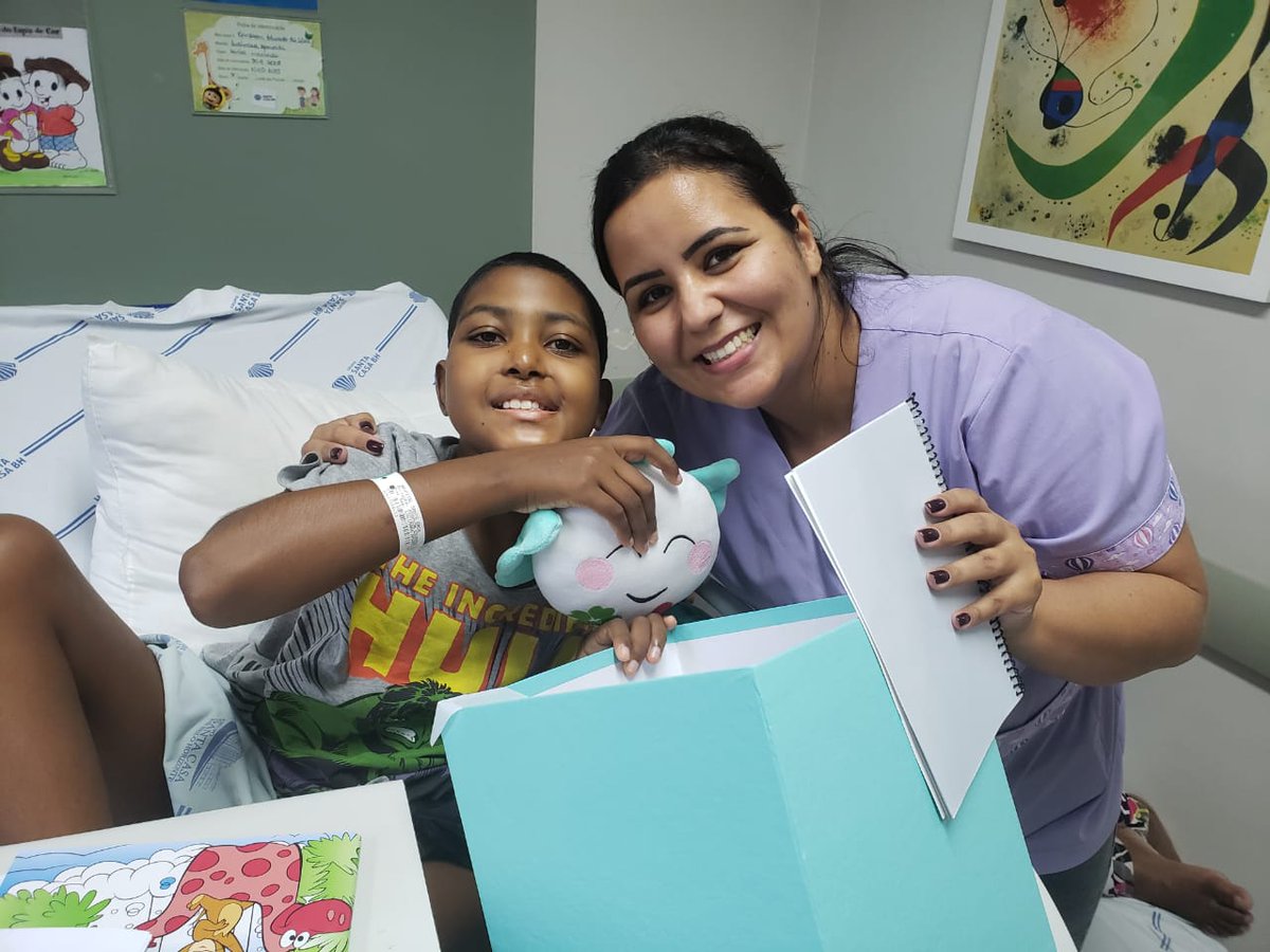 santacasabh's tweet photo. #Solidariedade 😍 Olha que lindo, pessoal! É que na tarde desta segunda-feira (27/05) os nossos pacientes da oncologia pediátrica receberam um lindo presente: 🎁 uma caixa repleta de carinho dos amigos do projeto #Box26! #muitoamor #itmalia 💙 https://t.co/0dekUsxruo