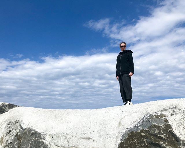 Loved being able to get outside this weekend and enjoy the amazing weather this #MDW with my friends and family. Today we're thinking of and honoring those who serve - Happy Memorial Day! 🇺🇸💙 #memorialdayweekend #summerweather #beachdays #jaobrand bit.ly/2YWPmx3