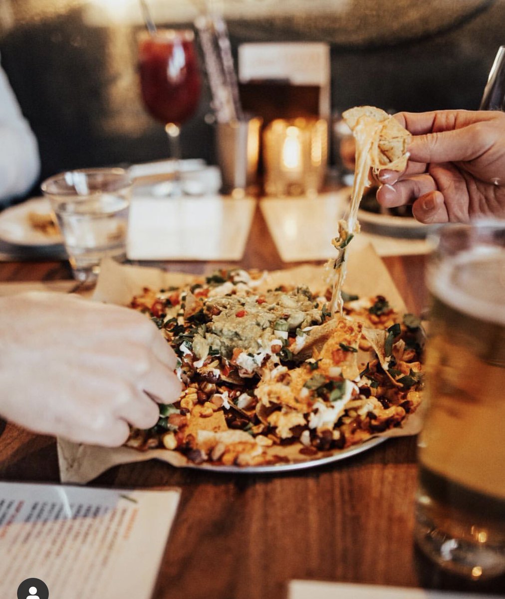 Social Hour starts in less than an hour!! 💃🏻🕺🏻Cheap drinks &amp; $4 off all shareables!! #itsbeenalongmonday #isittheweekendyet #treatyourself #browns #socialhour #dealsondeals #patioweather