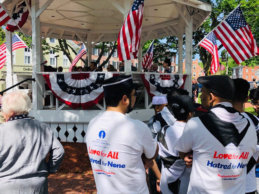 MuslimYouthUSA's tweet photo. #MuslimYouth of @MKA_Fitchburg met various dignitaries to better learn about the sacrifices made by #Veterans. They met with @SenatorDeanTran and Mayor Stephen DiNatale at a #MemorialDay event. #MuslimsForVeterans #MuslimsForRemembrance #MuslimsForService #HonortheFallen https://t.co/4tkBeYqtT7