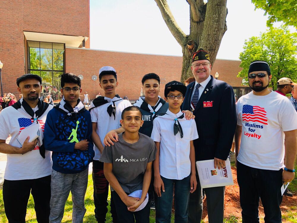 MuslimYouthUSA's tweet photo. #MuslimYouth of @MKA_Fitchburg met various dignitaries to better learn about the sacrifices made by #Veterans. They met with @SenatorDeanTran and Mayor Stephen DiNatale at a #MemorialDay event. #MuslimsForVeterans #MuslimsForRemembrance #MuslimsForService #HonortheFallen https://t.co/4tkBeYqtT7