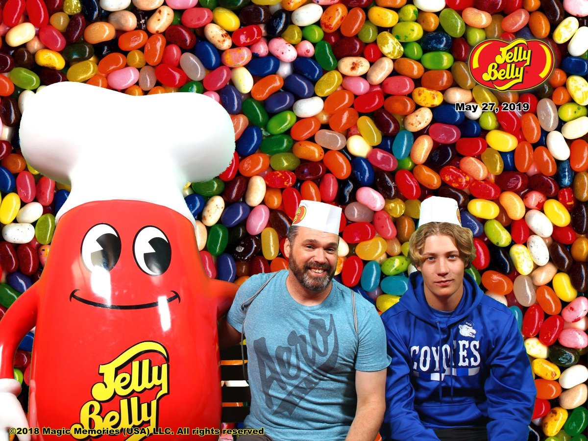 itstito77's tweet photo. A candid moment from this weekend at the #JellyBelly Factory #MemorialDayWeekend  #hostparent #exchangestudent #smiles #candies https://t.co/4jzCSmMjuk