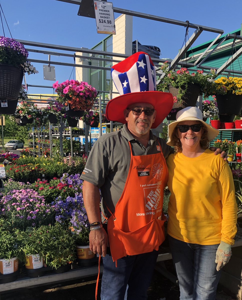 Ramos418Ramos's tweet photo. 7pm on this glorious holiday and look who I run into. Thank you Garden State growers for your commitment ,partnership,and support. @BillRodgers_12 @MattKeatinghd https://t.co/ZGvh38DXQn