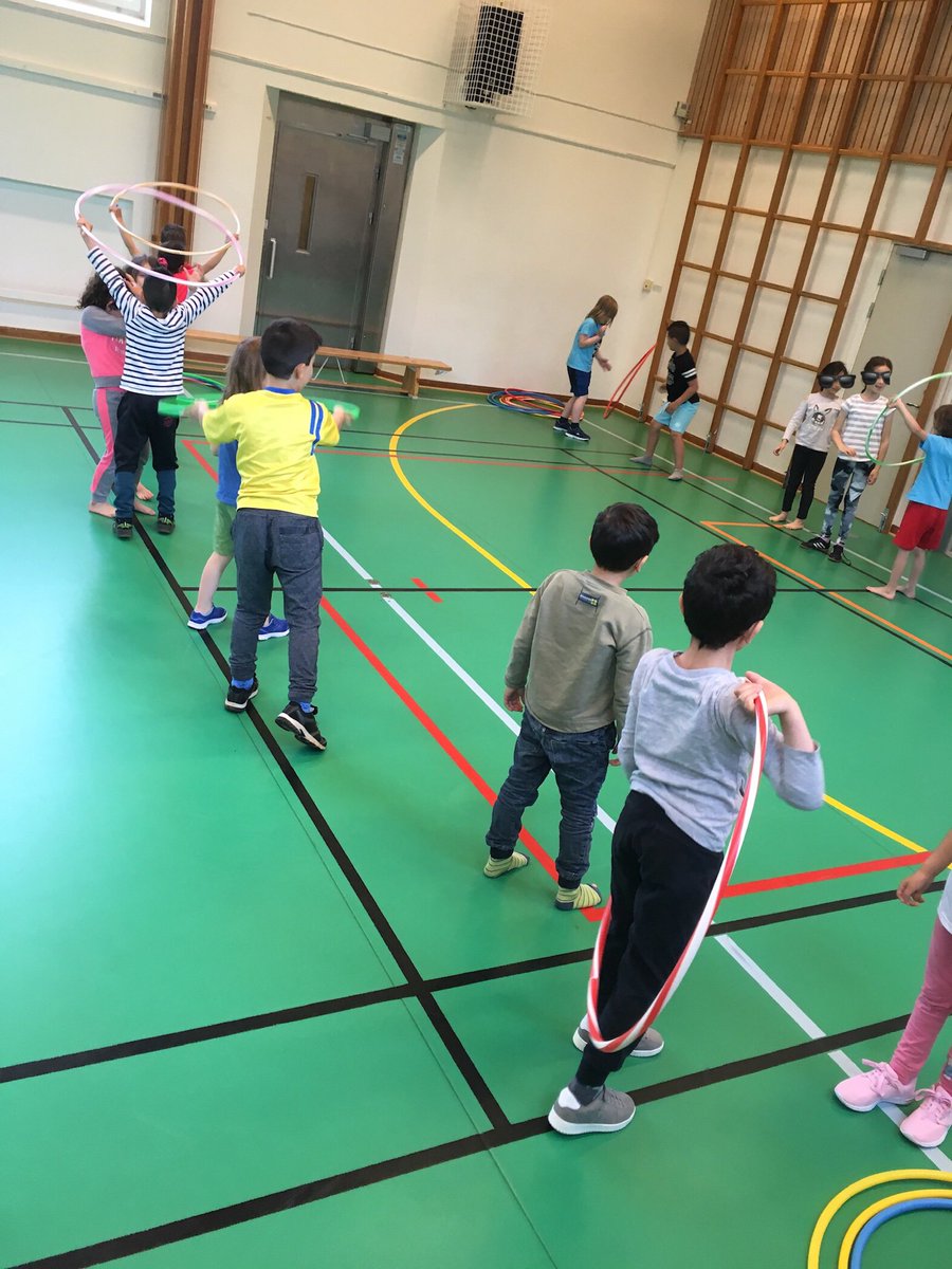 En lek där rockringen ska transporteras från början av ledet till slutet och tillbaks igen. Eleverna lägger ringen över kompisen och ner på golvet och sedan upp igen och ner över nästa kompis och så vidare. Bra samarbetsövning. F-klass och hörsel Röd. @stenkulaskolan