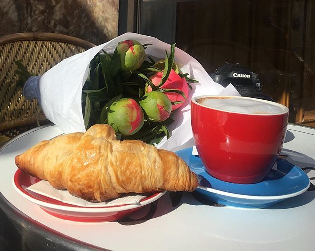 Belleemag's tweet photo. Weekend café &amp; peonies with @france_unframed &amp; @geeparee22 https://t.co/RwgNcoEOjH https://t.co/fRvf2KKnvO