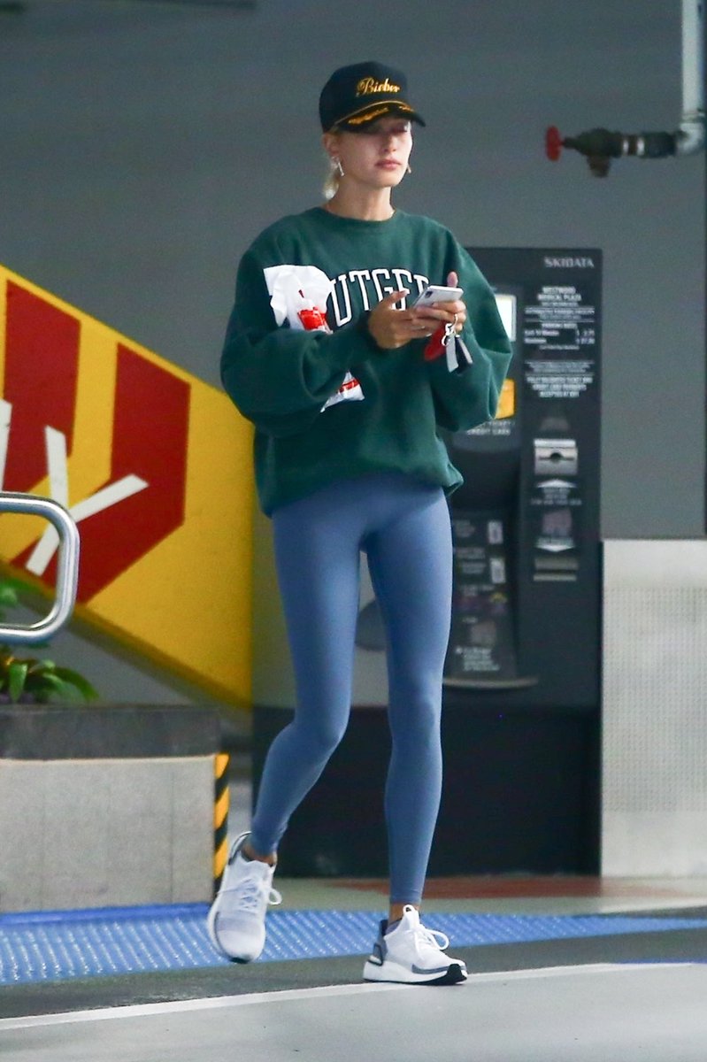 Twitter 上的Hailey Bieber Outfits 