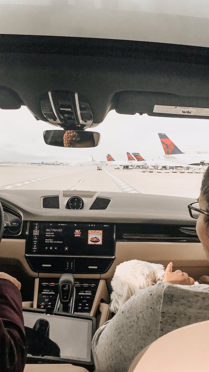 renksmiller's tweet photo. @Delta thanks for the “planeside” service yesterday! You sure know how to keep a girl loyal. 😂 #DeltaAirlines #gatetogate https://t.co/IiX3Not1ih