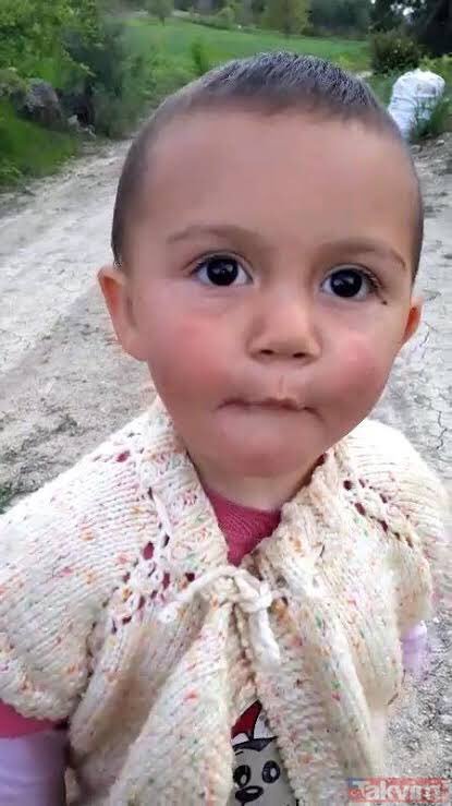 TULPARHABER's tweet photo. Samsun'da 22 gündür kayıp olan ve her yerde arama çalışmaları devam eden Ecrin Kurnaz'ın cansız bedeni ormanlık alanda bulundu. Vezirköprü Belediye Başkanı İbrahim Sadık Edis, küçük kızın cansız bedeninin evlerinin uzağındaki ormanlık alanda bulunduğunu açıkladı. #ecrinbebek https://t.co/Tgv7wMUk5J
