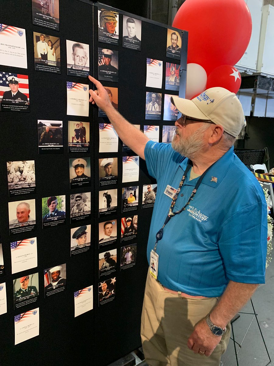 USSMidwayMuseum's tweet photo. Midway's amazing Outreach Team is stationed next to our Remembrance Wall exhibit inviting guests to write personalized messages of thanks to our service men and women.
🇺🇸❤️
#LegacyWeek2019 #MemorialDay #MemorialDay2019 https://t.co/XIJK1hot1A