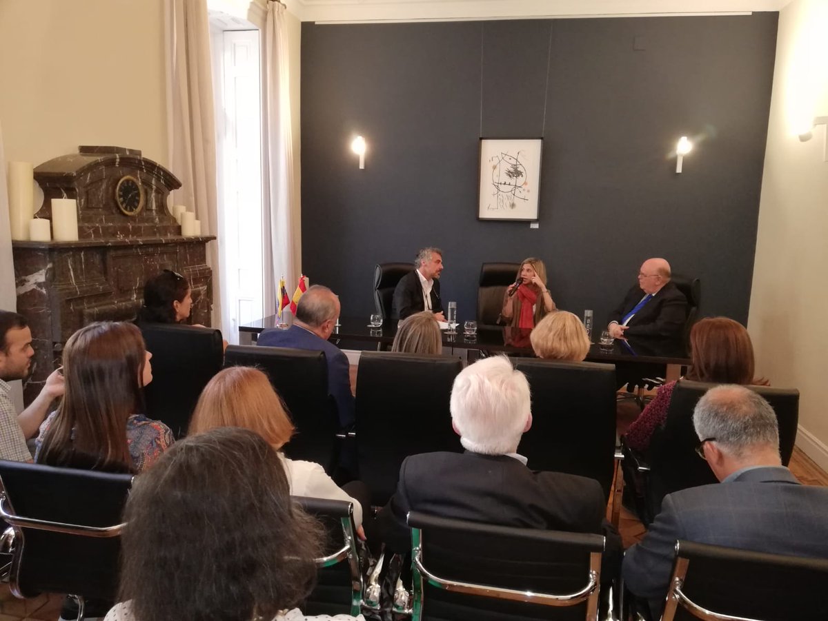 Hoy en nuestra Embajada en España inauguramos el trabajo de nuestro Depto de Cultura con la presentación del best-seller La Hija de la Española de Karina Sainz Borgo a casa llena. Testimonio como el de Pocaterra, pero en esta otra época de oprobio en pleno S.XXI