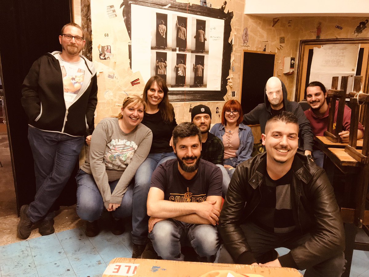 In the Court conclude la stagione con un finale esplosivo e pieno di ospiti. Vi ringraziamo per averci ascoltato! È stato un privilegio mandare musica on air. Grazie alla radio, agli ospiti e a o’tecnico.
¡Que viva el prog!
