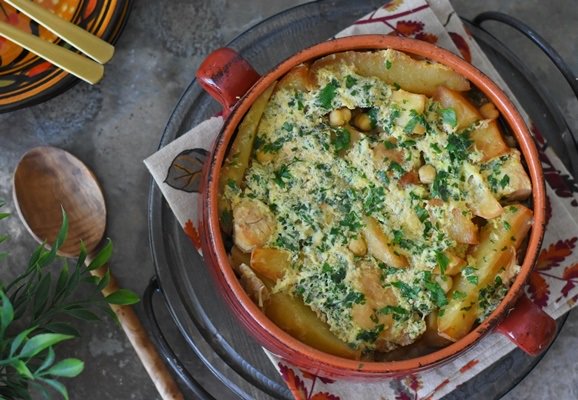 K'BEB BELDJEDJUn plat à base de sauce blanche parfumé à la cannelle dans laquelle on fait cuire des morceaux de poulet et des pois-chiche. En fin de cuisson on y ajoute el-akda qui est constitué d’oeuf, persil et citron après avoir ajouté les pommes de terre frites dans la sauce